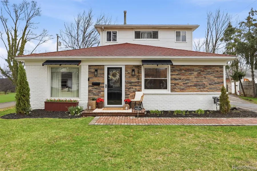 28042 Brentwood ST, Southfield, MI 48076