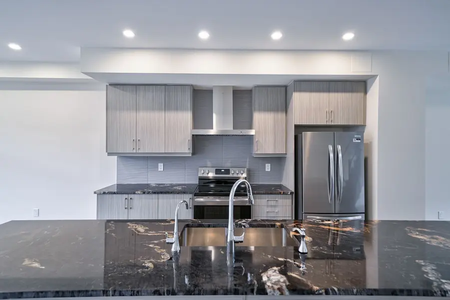 14 Bennington RD, Newmarket, ON L3X 0M8