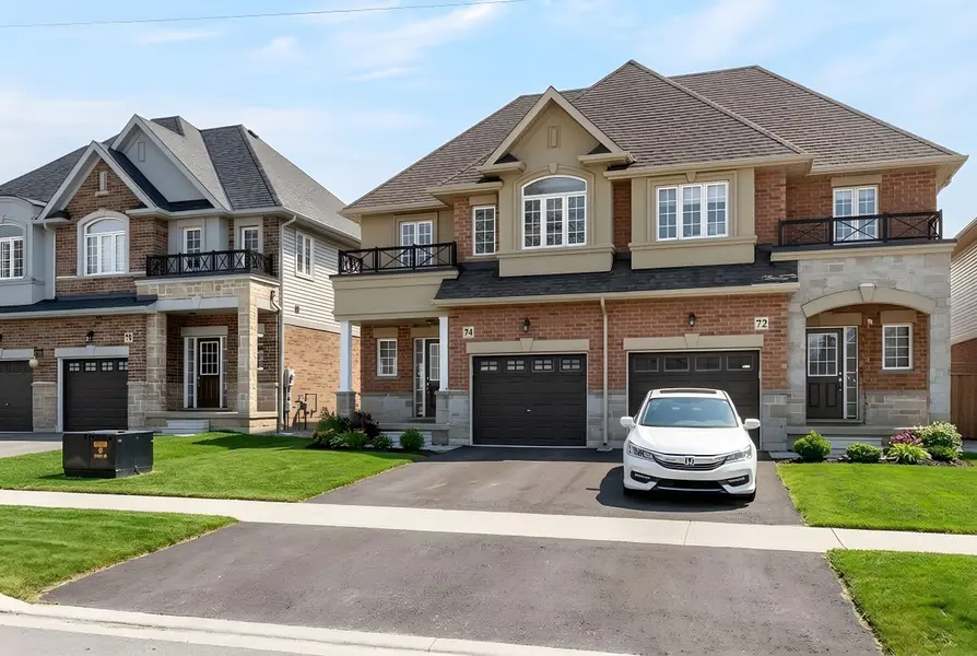 74 Bobolink RD, Hamilton, ON L9A 2P5