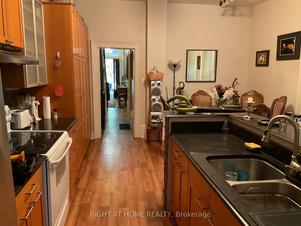 223 Beverley ST #Room D, Toronto C01, ON M5T 1Z4