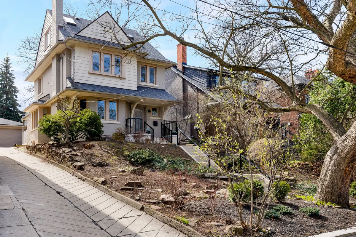 179 Glendonwynne RD, Toronto W02, ON M6P 3E8