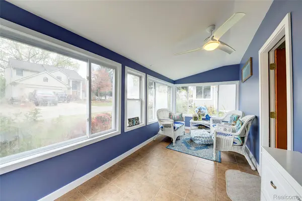 212 Hillcroft DR, Walled Lake, MI 48390