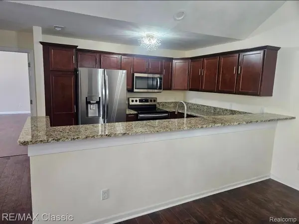 8469 Heywood CIR, Sterling Heights, MI 48312