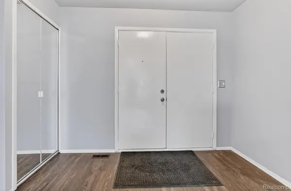 36878 Samoa DR, Sterling Heights, MI 48312