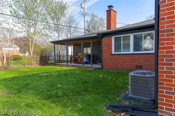 5217 Streefkerk Dr DR, Warren, MI 48092