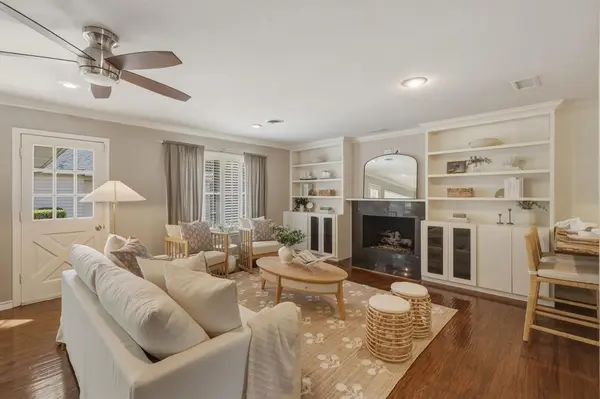 6338 Town Hill Lane, Dallas, TX 75214