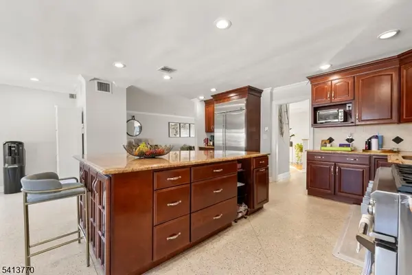 1070 Cumbermeade Rd, Fort Lee Boro, NJ 07024