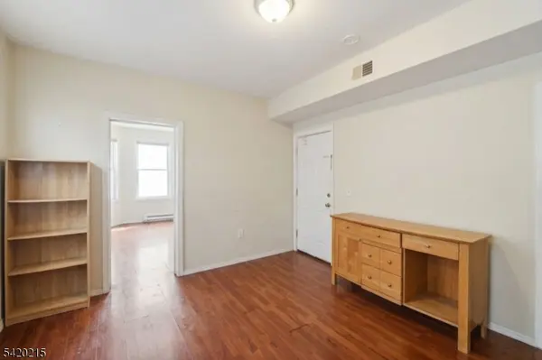 550 Norwood St, East Orange City, NJ 07018