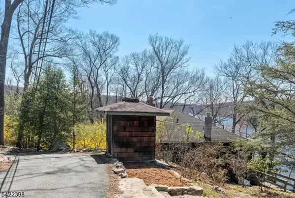 27 Middle Road, Bloomingdale Boro, NJ 07403