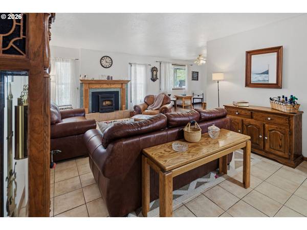 6777 OAKRIDGE DR, Gladstone, OR 97027