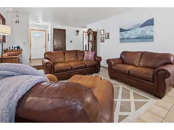 6777 OAKRIDGE DR, Gladstone, OR 97027