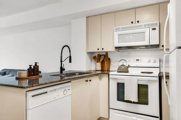 18 Valley Woods RD #711, Toronto C13, ON M3A 0A1