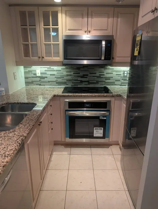 140 Simcoe ST #1108, Toronto C01, ON M5H 4E9