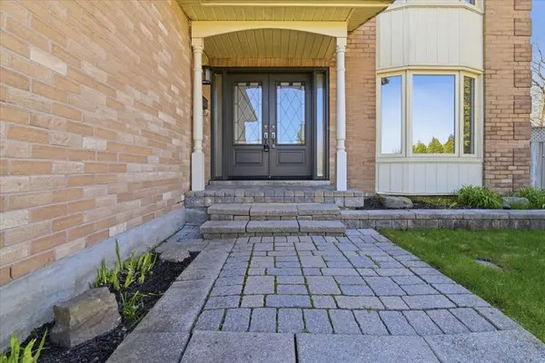 18 Genner DR, Ajax, ON L1T 3J4