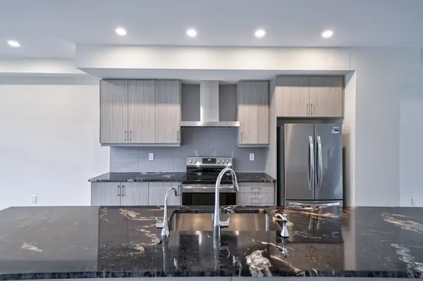 14 Bennington RD, Newmarket, ON L3X 0M8