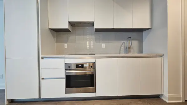 2 Erskine RD #2708, Mississauga, ON L5B 0S1