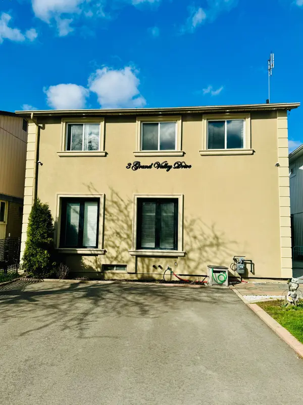 3 Grand Valley DR, Brampton, ON L6S 2L1