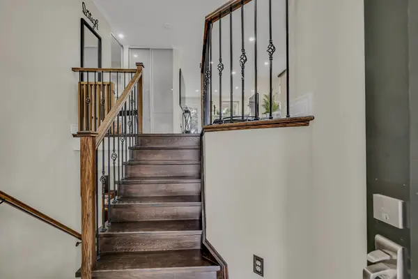 1370 Pickwick DR, Mississauga, ON L5V 2H4