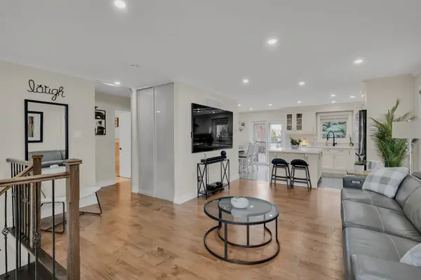 1370 Pickwick DR, Mississauga, ON L5V 2H4