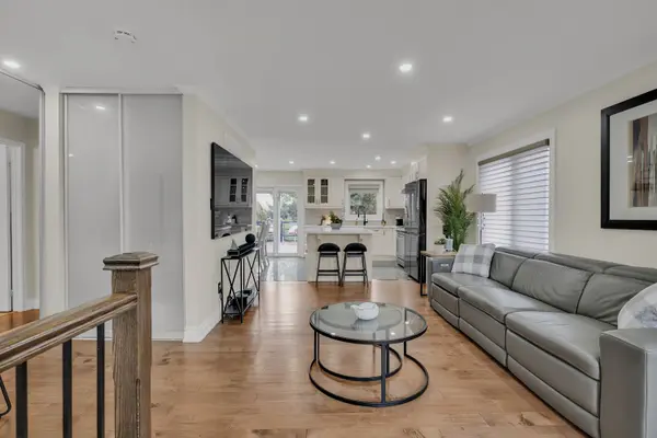 1370 Pickwick DR, Mississauga, ON L5V 2H4