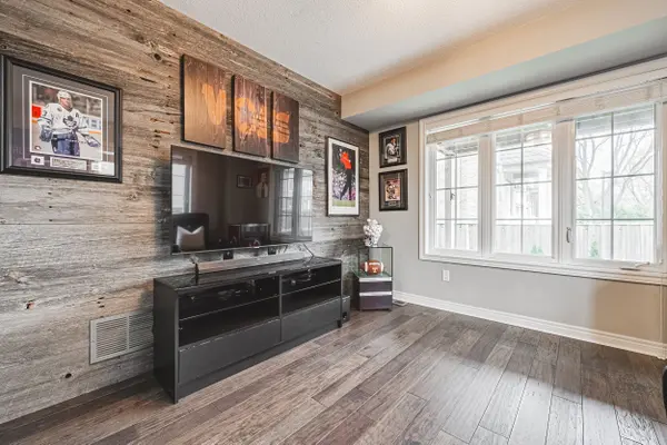 2220 Queensway DR #4, Burlington, ON L7R 0E7