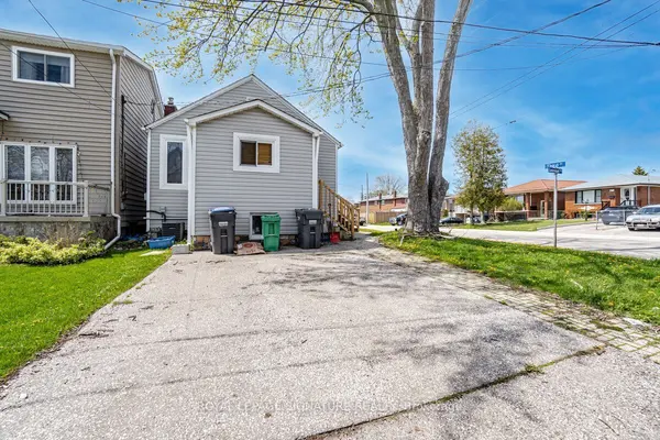 1078 Eastmount AVE #2, Mississauga, ON L5E 1Z3