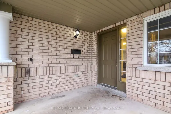 53 Longfellow AVE, St. Catharines, ON L2R 6N8