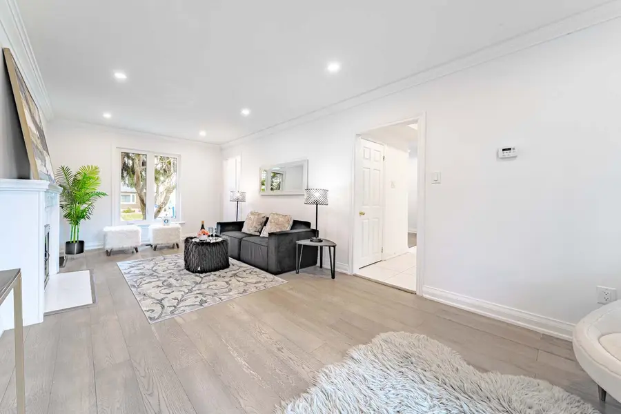 84 Lawrence AVE, Richmond Hill, ON L4C 1Z3