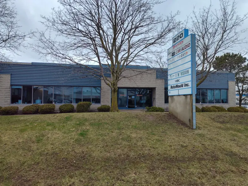 220 Pony DR #1B, Newmarket, ON L3Y 7B6