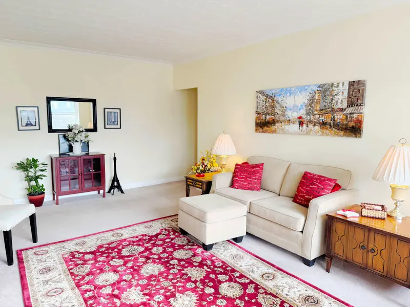 824 Brant ST #25, Burlington, ON L7R 2J5