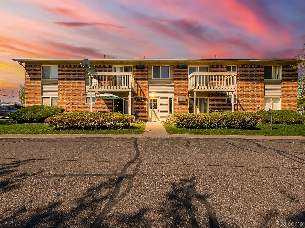 125 E Van Riper RD #5, Fowlerville Village, MI 48836