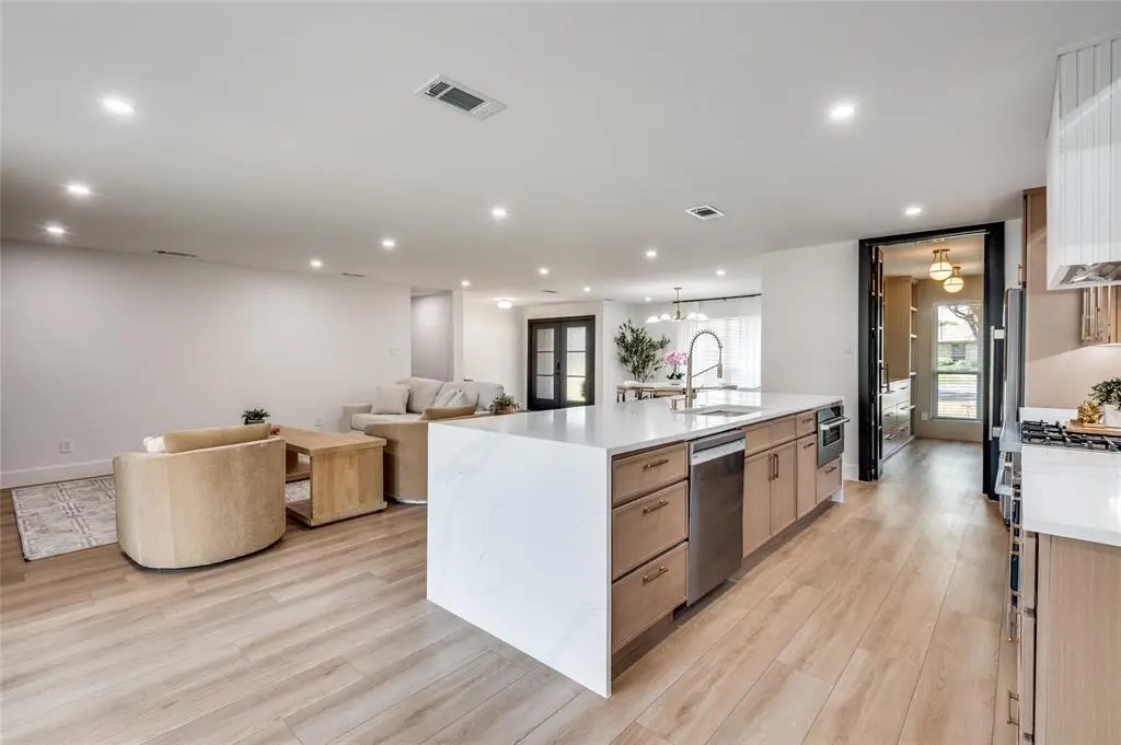 3895 Antigua Circle, Dallas, TX 75244