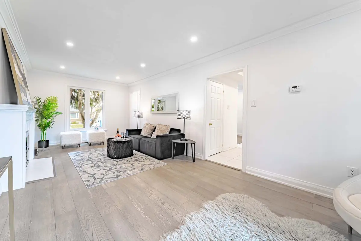 84 Lawrence AVE, Richmond Hill, ON L4C 1Z3