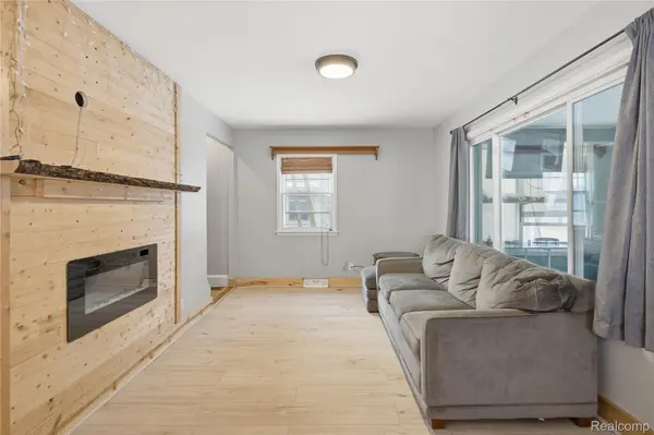 146 E Summit ST, Chelsea, MI 48118