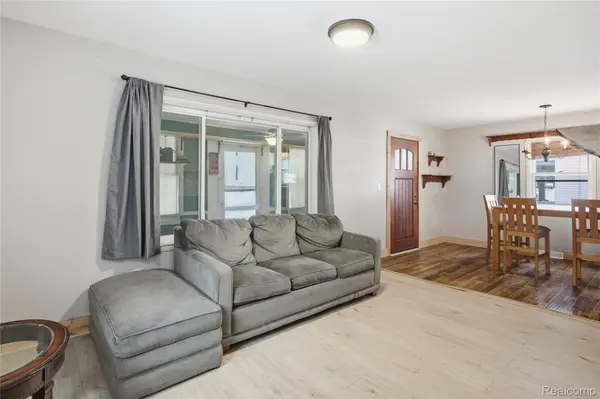 146 E Summit ST, Chelsea, MI 48118