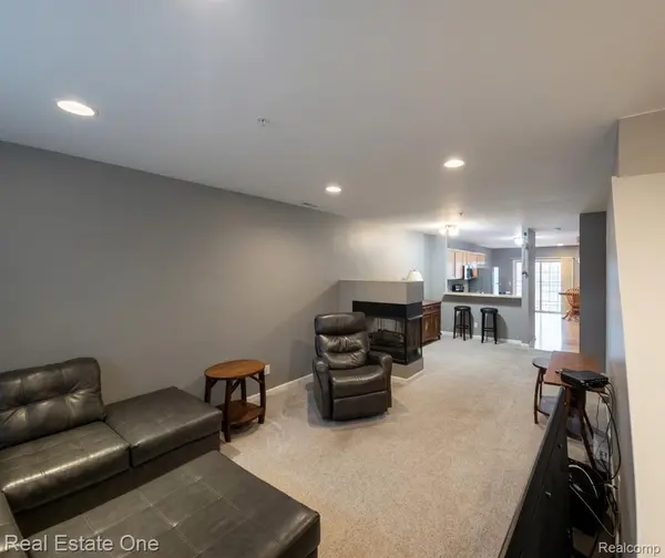 478 Village LN, Milford Village, MI 48381