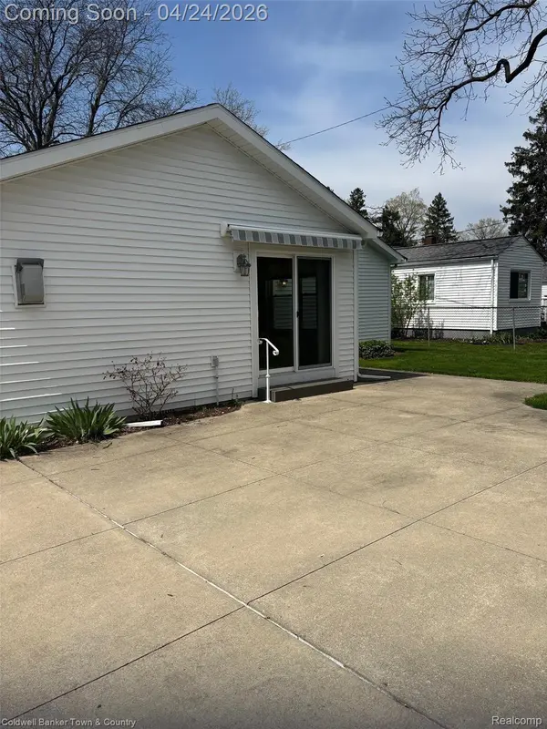 121 S Tompkins ST, Howell, MI 48843
