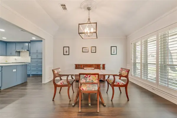 805 Crowley Road, Arlington, TX 76012