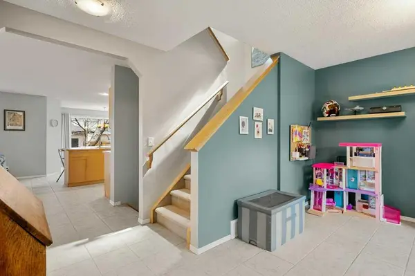 90 Elgin DR SE, Calgary, AB T2Z 4A8