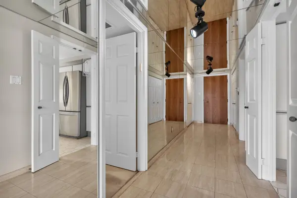 175 Cumberland ST #2207, Toronto C02, ON M5R 3M9