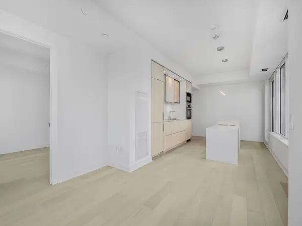 11 Yorkville AVE #2403, Toronto C02, ON M4W 1L2