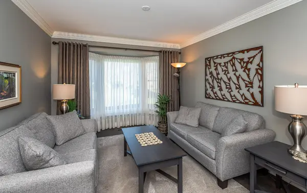 42 Allenvale DR, Aurora, ON L4G 6P5