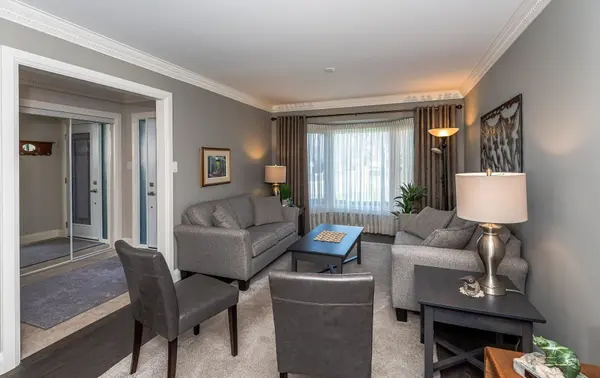 42 Allenvale DR, Aurora, ON L4G 6P5