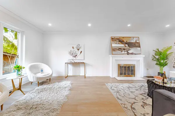 84 Lawrence AVE, Richmond Hill, ON L4C 1Z3