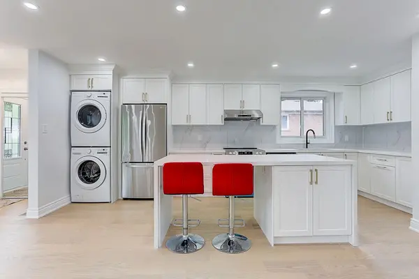 40 Sherwood Forest DR #Main, Markham, ON L3P 1P8