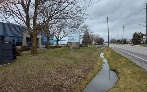 220 Pony DR #1B, Newmarket, ON L3Y 7B6