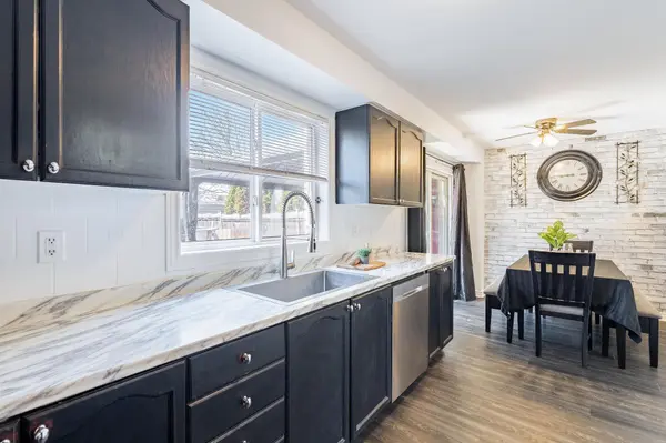 203 Thrushwood DR, Barrie, ON L4N 0Z1