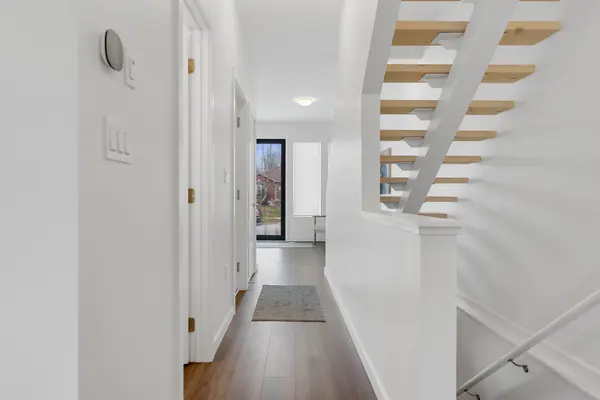 142 Athabaska RD, Barrie, ON L4N 8E5