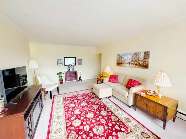 824 Brant ST #25, Burlington, ON L7R 2J5