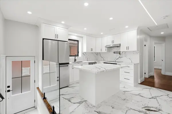 24 Treeview DR, Toronto W06, ON M8W 4B9